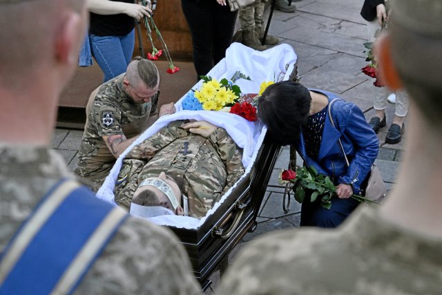 Russlands Invasion hat bereits Zehntausenden Ukrainern das Leben...