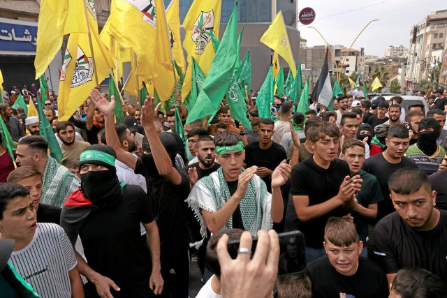 In Hebron solidarisieren sich Anhänger von Hamas und Fatah gemeinsam mit den Menschen im Gazastreifen; im Libanon bekämpfen sie sich.