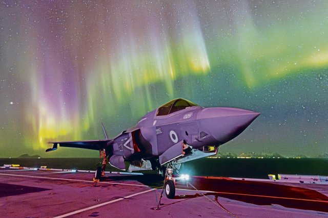 Dieses vom britischen Verteidigungsministerium zur Verfügung gestellte Foto zeigt ein Kampfflugzeug vom Typ F-35B Lightning auf dem Flugzeugträger der Royal Navy «HMS Prince of Wales» unter Polarlichtern vor der Küste Norwegens. Der Flieger nimmt an der Nato-Übung Steadfast Defender 24 teil.