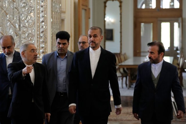 Hussein Amirabdollahian (M), Außenminister des Iran, kommt zu einem Treffen mit ausländischen Botschaftern und Gesandten in Teheran.