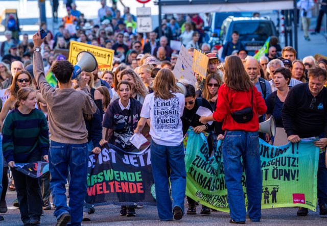 Die Klimaschutzbewegung Fridays for Future setzt sich gemeinsam mit der Gewerkschaft Verdi für einen besseren Nahverkehr ein.