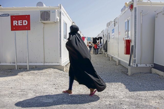 Eine junge Frau läuft im traditionellen muslimischen Abaya durch das neue Lager auf der griechischen Insel Samos. Die geschlossene kontrollierte Anlage bietet Platz für 3500 Menschen.
