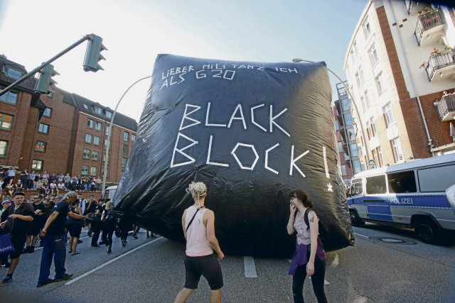 Während des G20-Gipfels in Hamburg wurde die polizeiliche Hetze gegen den »Schwarzen Block« auf die Schippe genommen.