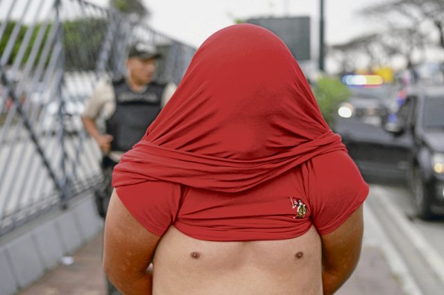 Festnahme eines Verdächtigen in Guayaquil. Der Mann soll einer kriminellen Bande angehören. Die ecuadorianische Nationalpolizei und die Streitkräfte versuchen, die Oberhand gegen das organisierte Verbrechen zu gewinnen.
