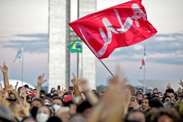 Seit einem Jahr amtiert »Lula« als Präsident in Brasilien. Demonstrationen von Anhängern des heutigen Staatschefs in Brasilien