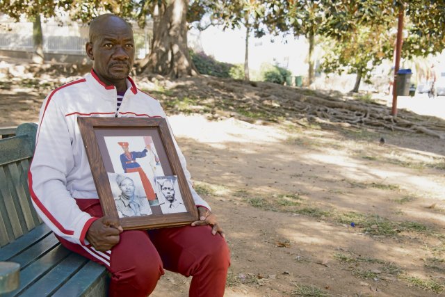 Uruanaani Scara Matundu, ein Vertreter der Herero-Gemeinde, zeigt in Windhuk Fotos seiner Vorfahren. Seine Familie ist vor dem Völkermord in der ehemaligen deutschen Kolonie zu Beginn des 20. Jahrhunderts nach Botsuana geflohen.