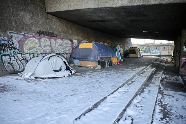 Zelte von Obdachlosen stehen unter der Kennedybrücke an der Hamburger Außenalster