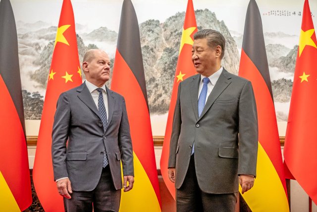Bundeskanzler Olaf Scholz (SPD) wird von Xi Jinping, Staatspräsident von China, im Staatsgästehaus empfangen. Der Besuch bei Xi war der Höhepunkt der dreitägigen Reise von Scholz durch China.