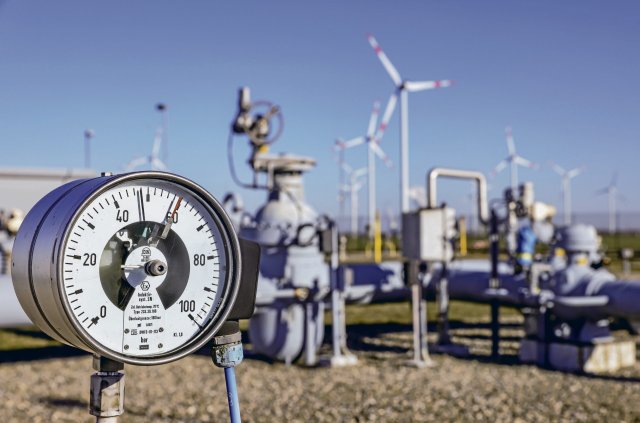 Ein Manometer zeigt den Druck im Erdgasnetz auf dem Gelände eines VNG-Gasspeichers an.