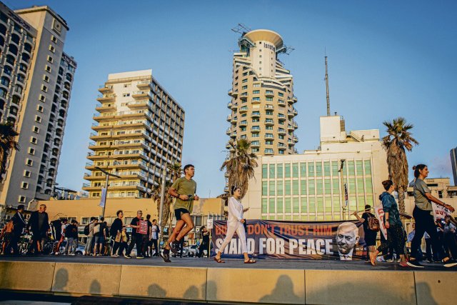 Mit einem Transparent fordern Demonstranten in Tel Aviv US-Präsi...