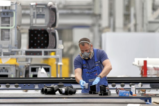 Fertigungshalle im Produktionswerk Hennigsdorf: Arbeiten für einen Elektrotriebzug des Alstom-Vorgängers Bombardier