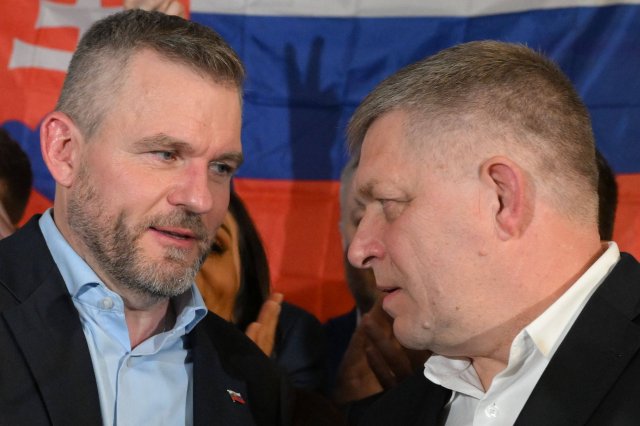 Premier Robert Fico (r.) und der neue slowakische Staatschef Pet...