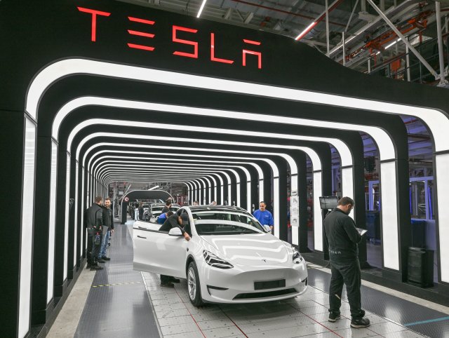 Endkontrolle eines Fahrzeugs vom Typ Model Y in der Tesla-Fabrik...