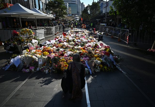 Am Einkaufszentrum Westfield Bondi Junction in Sydney haben Menschen Blumen niedergelegt. Fünf Frauen und ein Mann wurden hier bei einem Messerangriff getötet und viele weitere Menschen verletzt, bevor der Täter von der Polizei erschossen wurde.