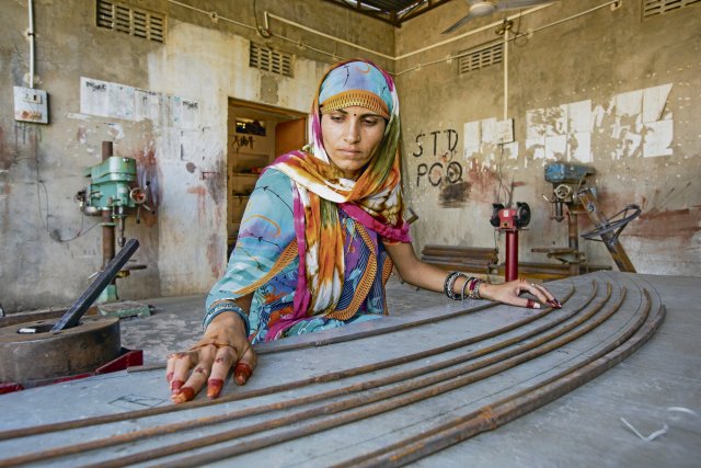 In dieser geförderten Werkstatt in Rajasthan stellen indische Frauen Solarkocher her, damit sie weniger Holz für die Küche sammeln müssen.