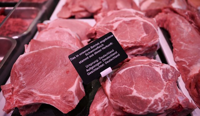 Fleisch wird auch in Deutschland meist unter miesen Arbeitsbedingungen hergestellt.