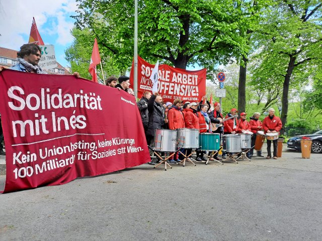 Solidarität in Rot: Unterstützer*innen vor dem Berliner Arbeitsg...
