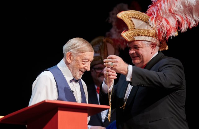 Büttenreden mag er: Hier bekommt Dieter Hallervorden 2023 einen Münchner Karnevalspreis.