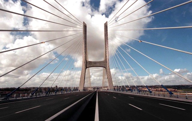 Portugal, ganz modern und normal: Blick über die »Vasco de Gama«-Brücke in Lissabon