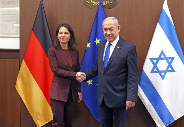 Kann sie ihn überzeugen, still zu halten: Israels Premierminister Benjamin Netanjahu (r) begrüßt die deutsche Außenministerin Annalena Baerbock vor einem gemeinsamen Treffen.