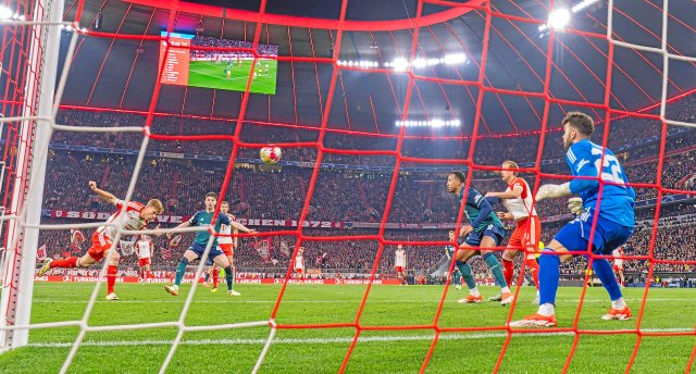 Unwiderstehlich köpfte Joshua Kimmich (l.) die Bayern zum 1:0 gegen Arsenal und ins Halbfinale der Champions League.