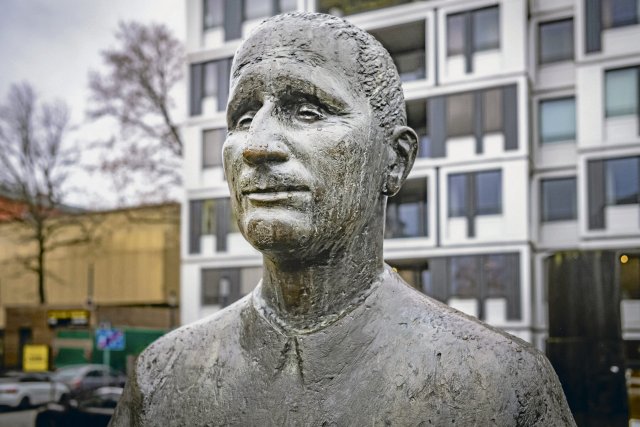 Die Kunst bleibt: Brecht-Statue von Fritz Cremer in Berlin-Mitte...