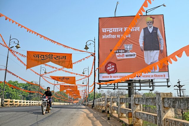 Premierminister Narendra Modi schwebt in Indien wie im Plakat über allen. Seiner Wiederwahl steht auch kein Motorradfahrer im Wege.
