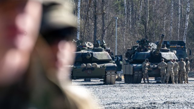 Panzer der US-Streitkräfte stehen auf dem Gelände des Truppenübungsplatzes Grafenwöhr, aud das mutmaßlich zwei russische Saboteure einen Angriff planten.