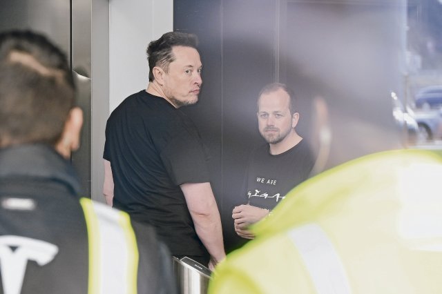 Unzufrieden mit der Performance: Tesla-Chef Elon Musk auf Inspek...