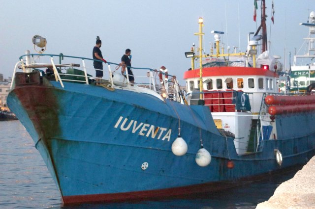 Das Rettungsschiff «Iuventa» kurz bevor es von der Küstenwache für weitere Untersuchungen ins sizilianische Trapani gebracht wurde.