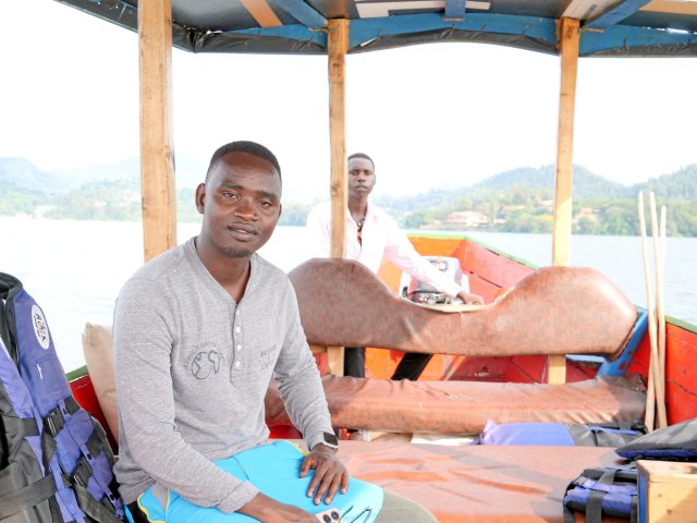 Claude Tuyishime hat schon zwei Boote, mit denen er Touristen über den See fährt.