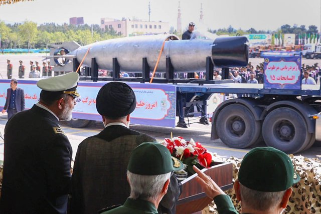 Das iranische Regime will der Welt Stärke zeigen: Präsident Ebrahim Raisi nimmt an einer Parade zum Tag der Armee in der Hauptstadt Teheran teil.