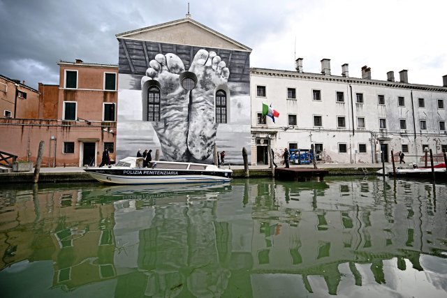 Ein Wandgemälde von Maurizio Cattelan ziert die Fassade des Frau...