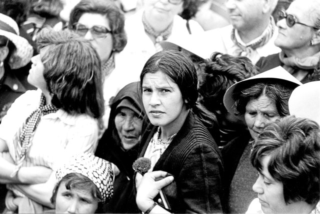 Kundgebung im Alentejo: Die Nelke symbolisiert die Hoffnung auf ein besseres Leben. Unten: Arbeiterinnen auf dem Weg zu einer Demonstration.