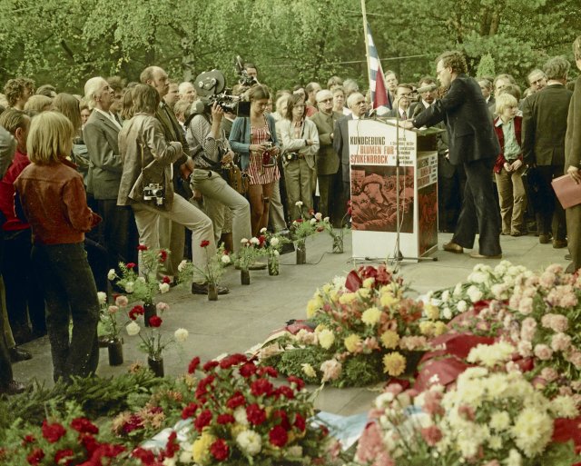 Schon auf dieser Kundgebung zum Antikriegstag 1973 forderten Aktive der Initiative »Blumen für Stukenbrock« eine Gedenkstätte für die im dortigen Lager gequälten und ermordeten sowjetischen Kriegsgefangenen.
