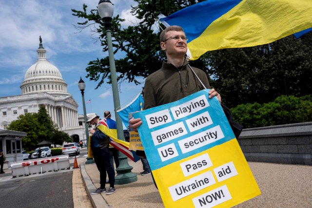 Aktivisten, die die Ukraine unterstützen, demonstrieren vor dem Kapitol, während sich das Repräsentantenhaus auf die Abstimmung über die Genehmigung von Hilfen für die Ukraine, Israel und andere Verbündete der USA vorbereitet.