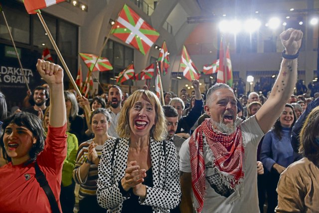 Anhänger*innen der Pro-Unabhängigkeit-Partei EH Bildu feiern im Hauptquartier in Bilbao den großen Zuwachs an Stimmen und Sitzen.