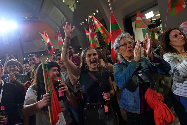 Anhänger von EH-Bildu feiern nach der Bekanntgabe von Wahlergebnissen der baskischen Regionalwahlen.
