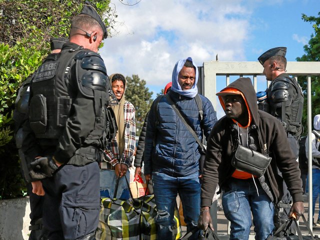 Hunderte Migranten mussten das besetzte Haus in Vitry-sur-Seine ...