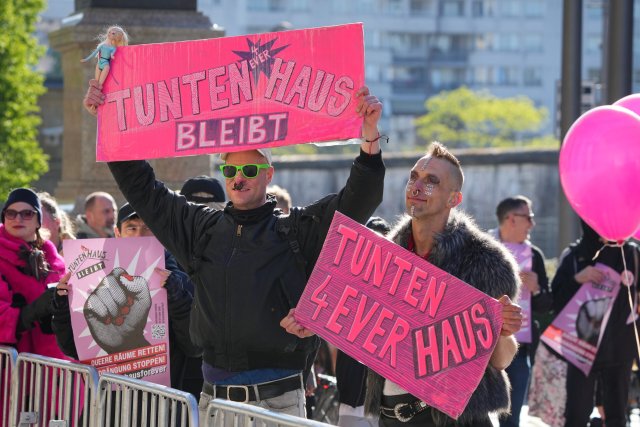 »Tuntenhaus bleibt«: Demonstrant*innen Mitte April vor dem Berliner Abgeordnetenhaus