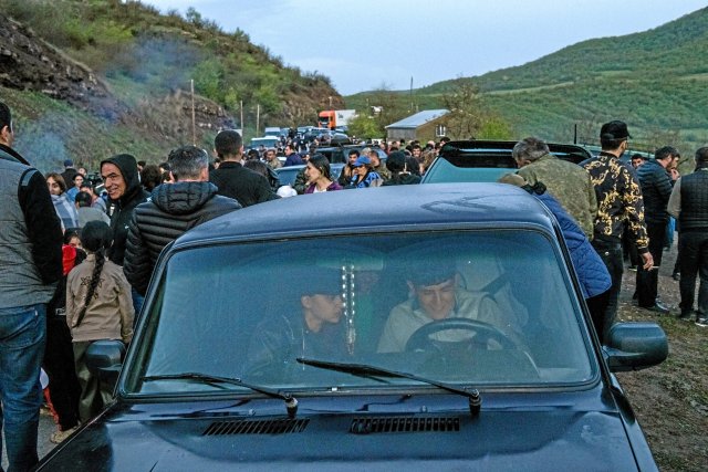 Mit Straßenblockaden versuchen Armenier ihre Aussiedlung aus Dör...