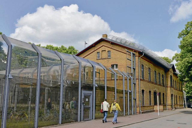 Für ein Krankenhaus ziemlich gut gesichert: das Gebäude des Maßregelvollzugs auf dem Gelände der Karl-Bonhoeffer-Nervenklinik in Reinickendorf.
