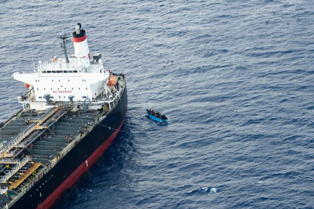 Nachdem die Crew der »Vault« die Menschen zunächst nicht an Bord nahm, fielen mehrere Menschen aus dem Boot ins Wasser.