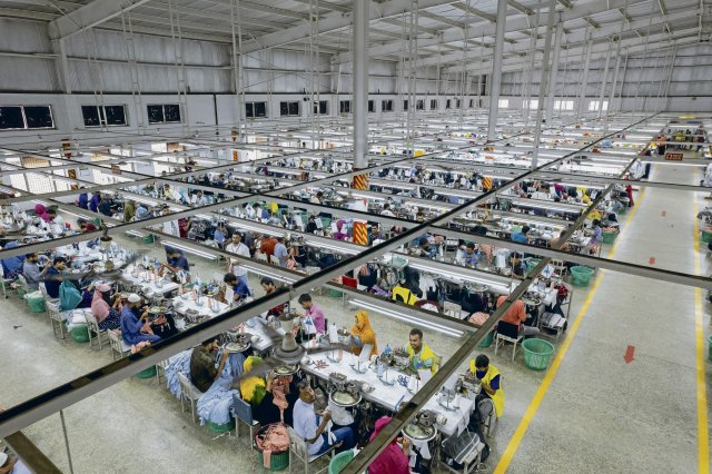 Arbeiten oftmals unter schlechten Bedingungen und sind nicht versichert gegen Arbeitsunfälle: Textilarbeiter in Bangladesch