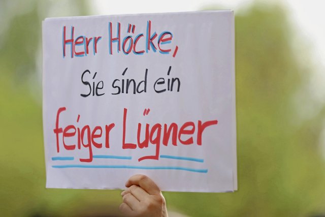 Der Prozess gegen den AfD-Politiker Björn Höcke wird von Protesten vor dem Landgericht in Halle begleitet.