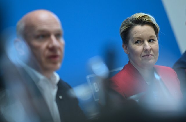 Der Regierende Bürgermeister Kai Wegner (CDU) und Wirtschaftssenatorin Franziska Giffey (SPD) ziehen Bilanz.