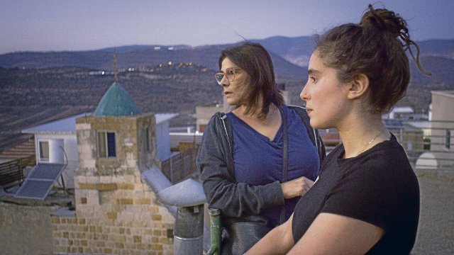 Generationen palästinensischer Frauen erzählen in Lina Soualems Film ihre Geschichte.