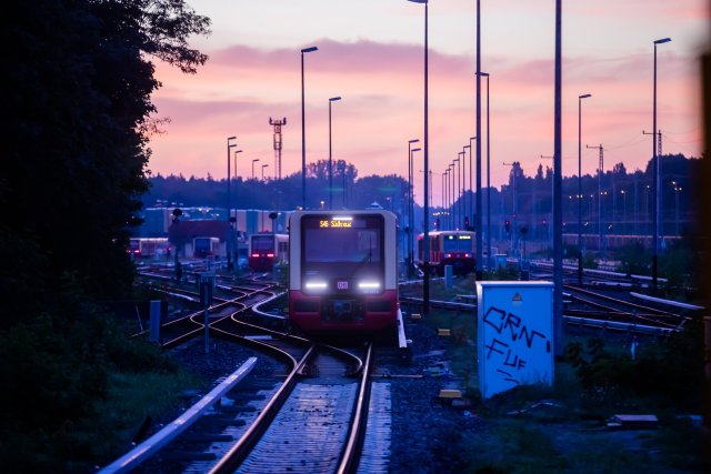 S-Bahnen in Grünau: In den Tarifbereichen A und B kann man ab Juli für 29 Euro pro Monat im ÖPNV fahren.