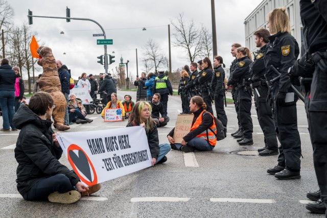 Protest der Letzten Generation im bayerischen Regensburg: Auch die Fälle von Präventivhaft und Gewalt gegen Klimaaktivisten der Gruppe und ihre Kriminalisierung werden im Amnesty-Bericht scharf kritisiert.