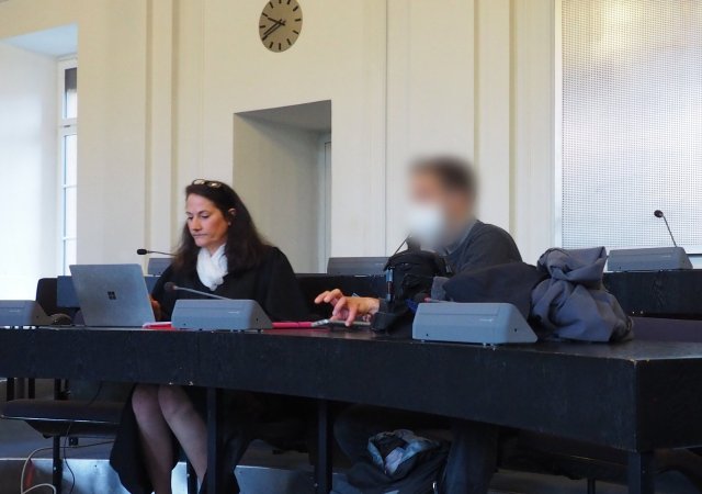 Der angeklagte Fabian Kienert beim Prozessauftakt neben seiner Verteidigerin Angela Furmaniak